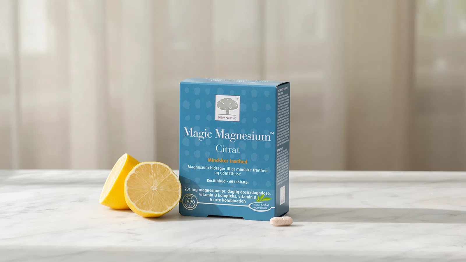 Herbal Schools 45 New Nordic Magic magneesiumtsitraadi pakend, millel on kujutatud sidrun ja tablett heledal taustal.