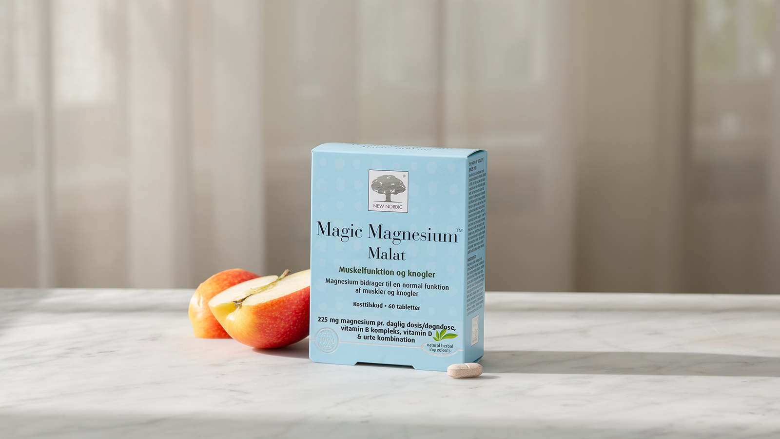 Magneesiummalaat – kuidas see toetab sinu lihaseid 27 Magic Magnesium™ malaat koos õuntega ja tablett heledal taustal.