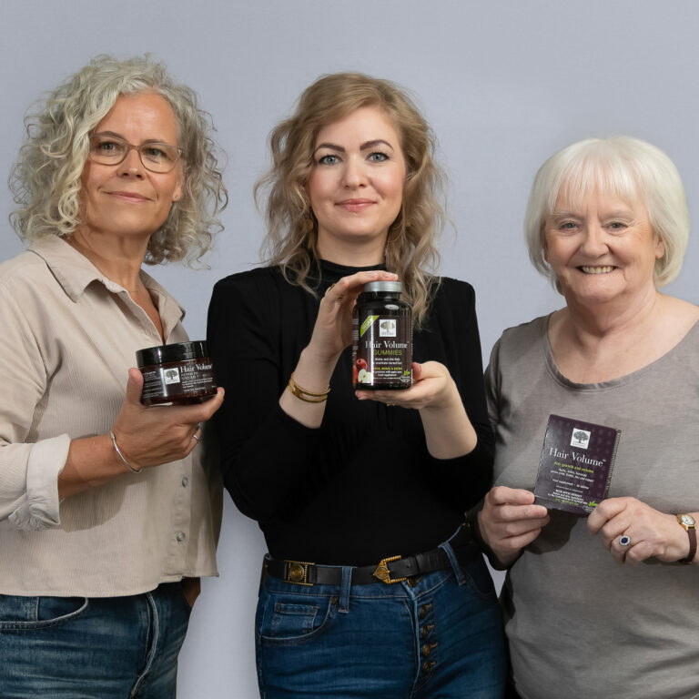 Arvustuspaneeli naised hoiavad käes erinevaid Hair Volume™ tooteid.