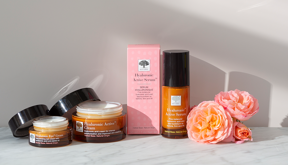 meie „Hyaluronic Active“ pudelite komplekt ja karp, millel on roosa kast ja roosa lill
