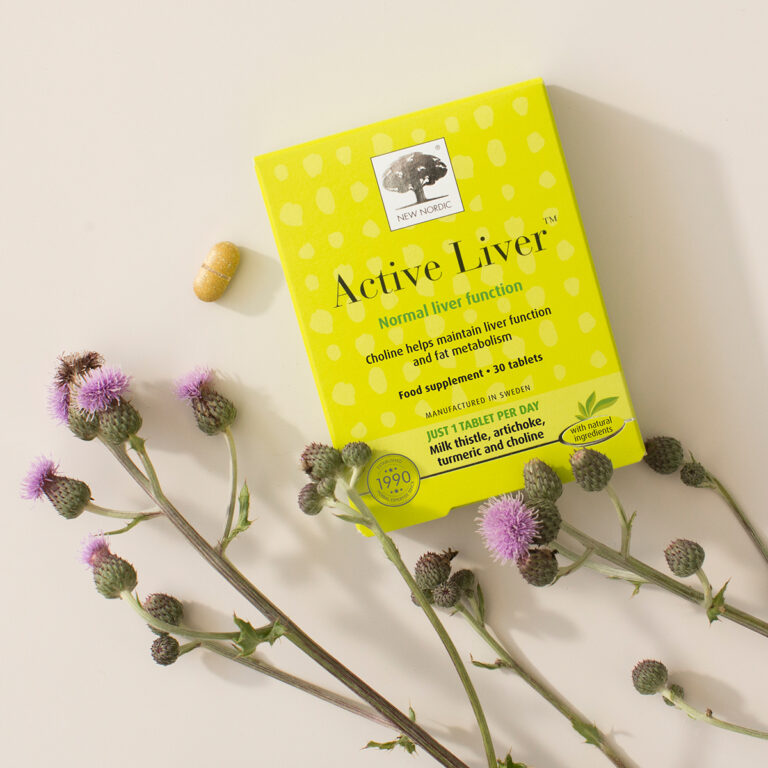 Uued Nordic Active Liver™ tabletid kollases pakendis, mida ümbritsevad lilled.