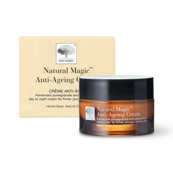 New Nordic Natural Magic™ vananemisvastane kreem vähendab kortse, samal ajal niisutades, pinguldades, siludes ja heledamaks muutes nahka granaatõuna, astaksantiini ja päevalilleõli abil.