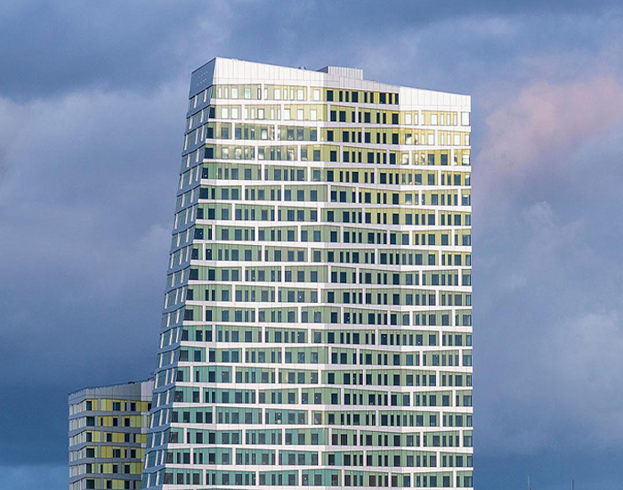Kaasaegne hoone peegeldavate akendega