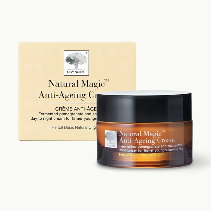 w_NaturalMagicAntiAgeingCream_Front_INT_Tile1 Natural Magic™ vananemisvastase kreemi pakendi esikülg.