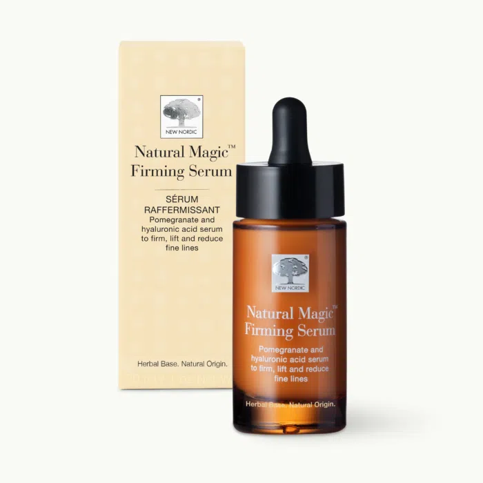 w_NaturalMagicFirmingSerum_Front_INT_Tile1 Natural Magic™ pinguldava seerumi pakendi esikülg.