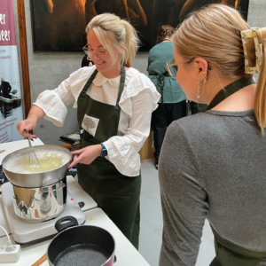 Herbal Schools 30 Naine, kes katsetab maitsetaimi maitsetaimekooli üritusel.
