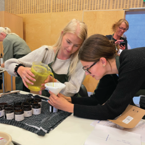 Herbal Schools 34 Kaks naist, kes katsetavad taimi taimekooli üritusel, õpivad taimi tundma ja tegelevad nendega.
