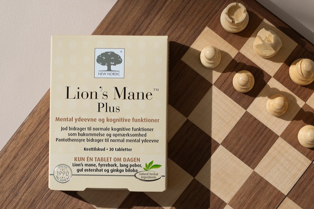 New Nordic Lion’s Mane™ Plus toidulisand malelaua ja malenuppude kõrval.