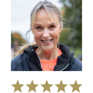 Magic Magnesium™ Malate 11 Naeratav blond naine õues spordiriietes, all viis kuldset tähte.