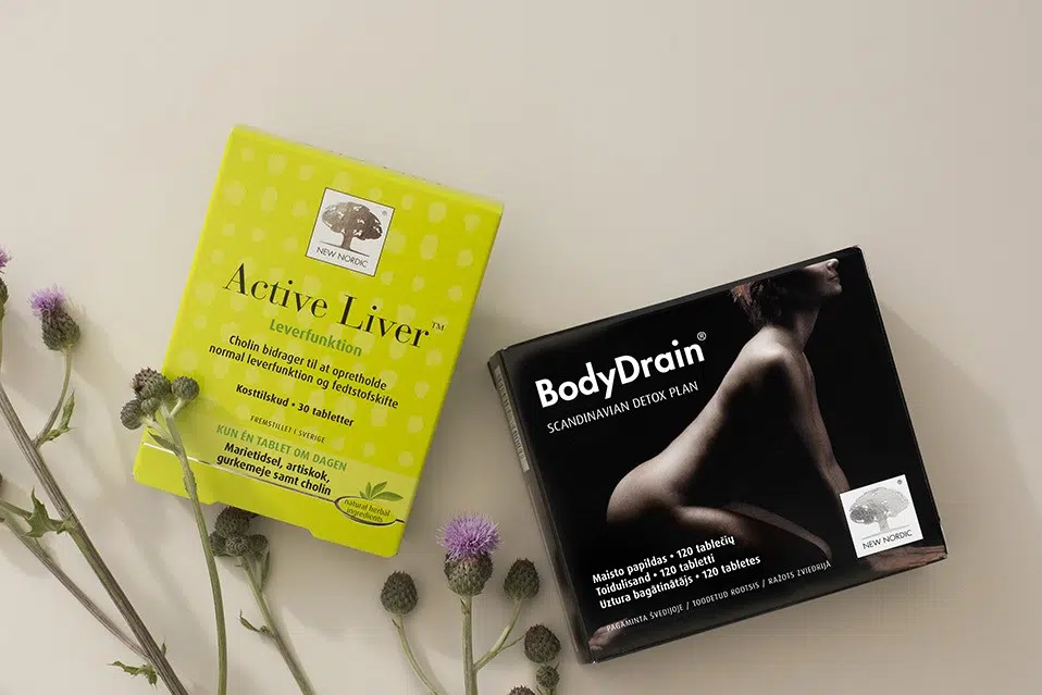 New Nordic Active Liver™ ja BodyDrain® toidulisandid piimaohaka õitega heledal taustal.