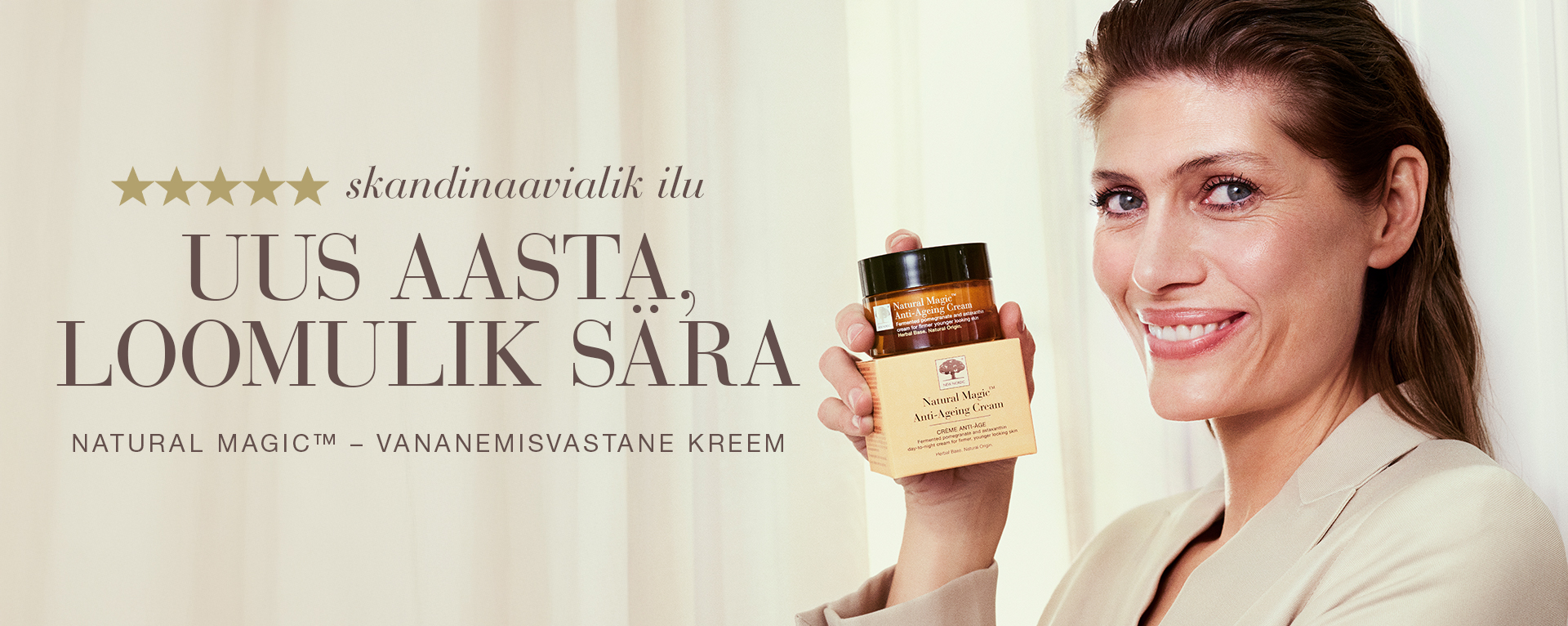 Naeratav naine hoiab käes New Nordic Natural Magic™ Anti-Ageing Cream kreemi ja pakendit.
